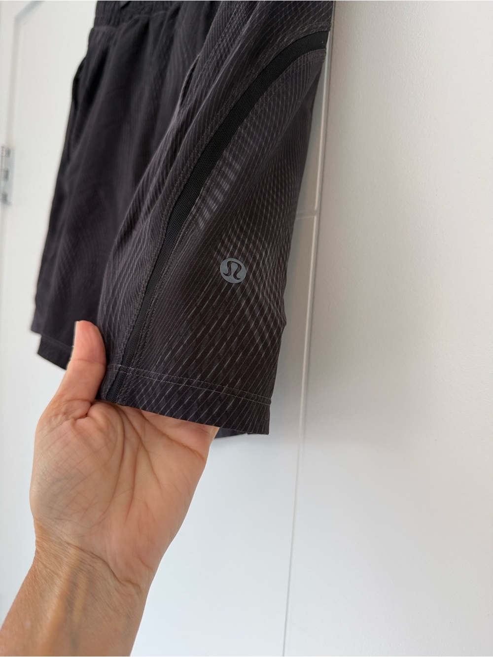 lululemon athletica Men’s Black w/Pattern Pace Breaker Lined Athletic Shorts - Picture 2 of 3